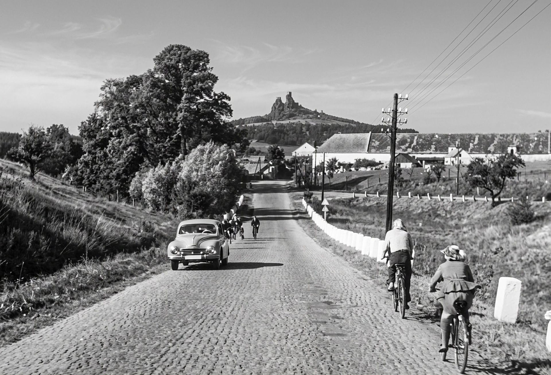 Újezd pod Troskami kolem roku 1960. Doostřeno pomocí AI.