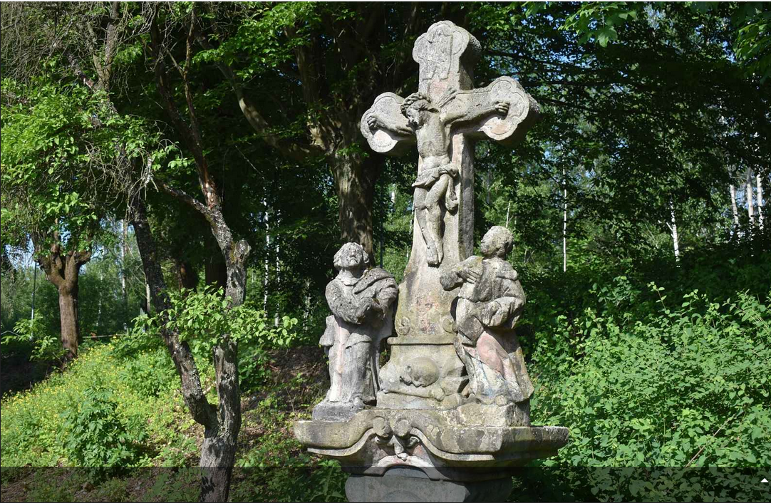 památkově chráněná kalvárie poblíž železniční zastávky