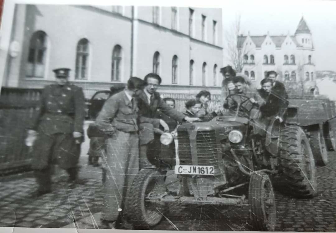 Auto trakto škola 1952 - Gymnáziu U Balvanu (archiv Miroslav Matějíček)
