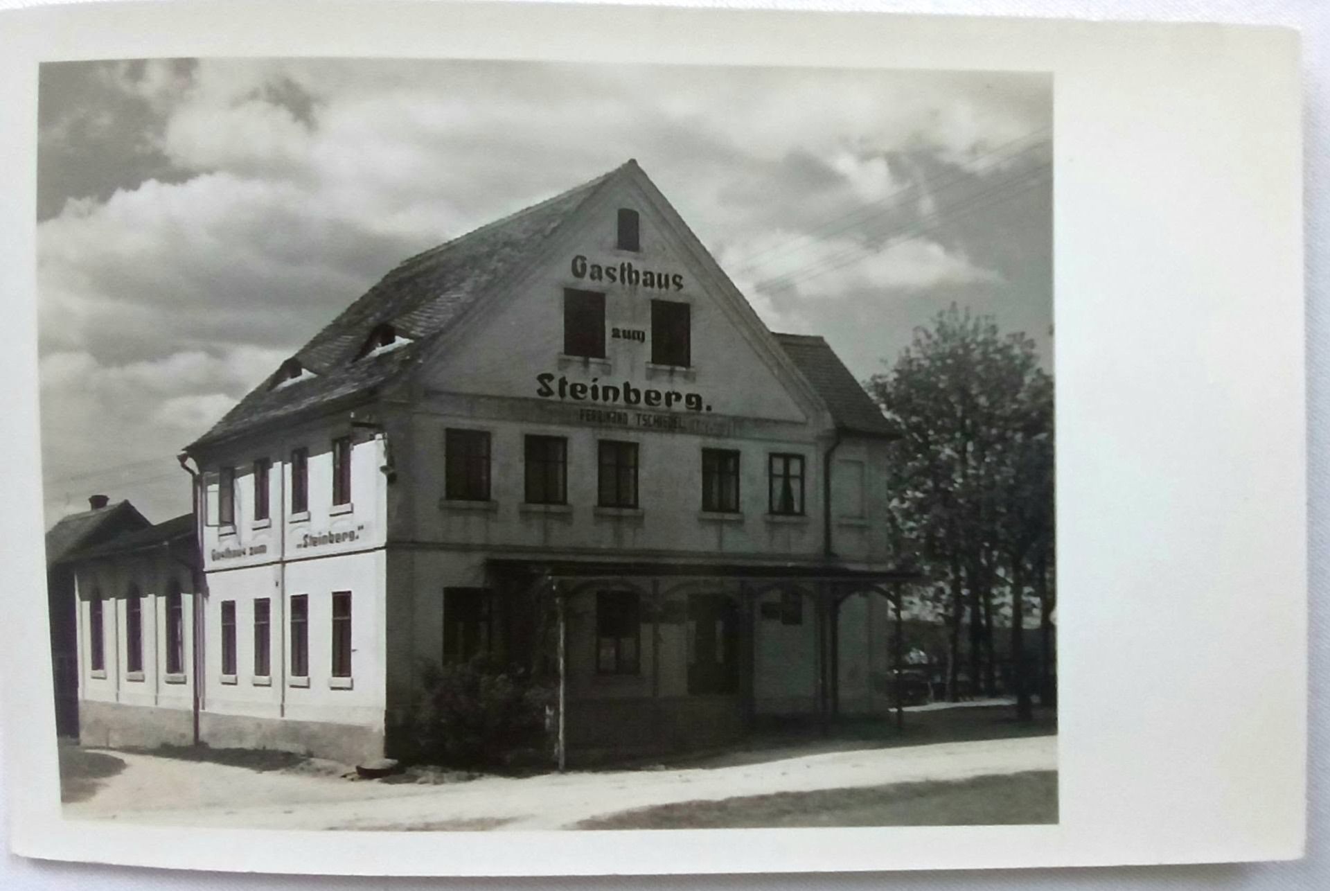 Černousy na Frýdlantsku a hospoda zum Steinberg.Majitel Ferdinand Tschiedel. (archiv Václav Honzejk)