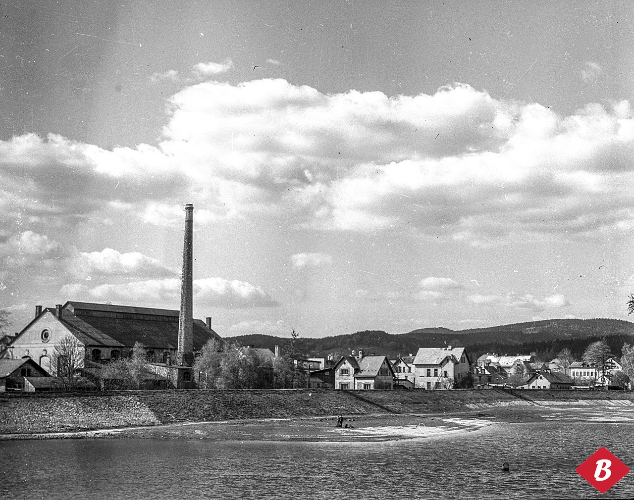 V Jablonci u přehrady chybí krásné moderní sídliště a je tu ještě sklárna, kterou kdysi zásobovala tramvaj. (rok 1974 - foto Erwin Cettineo)