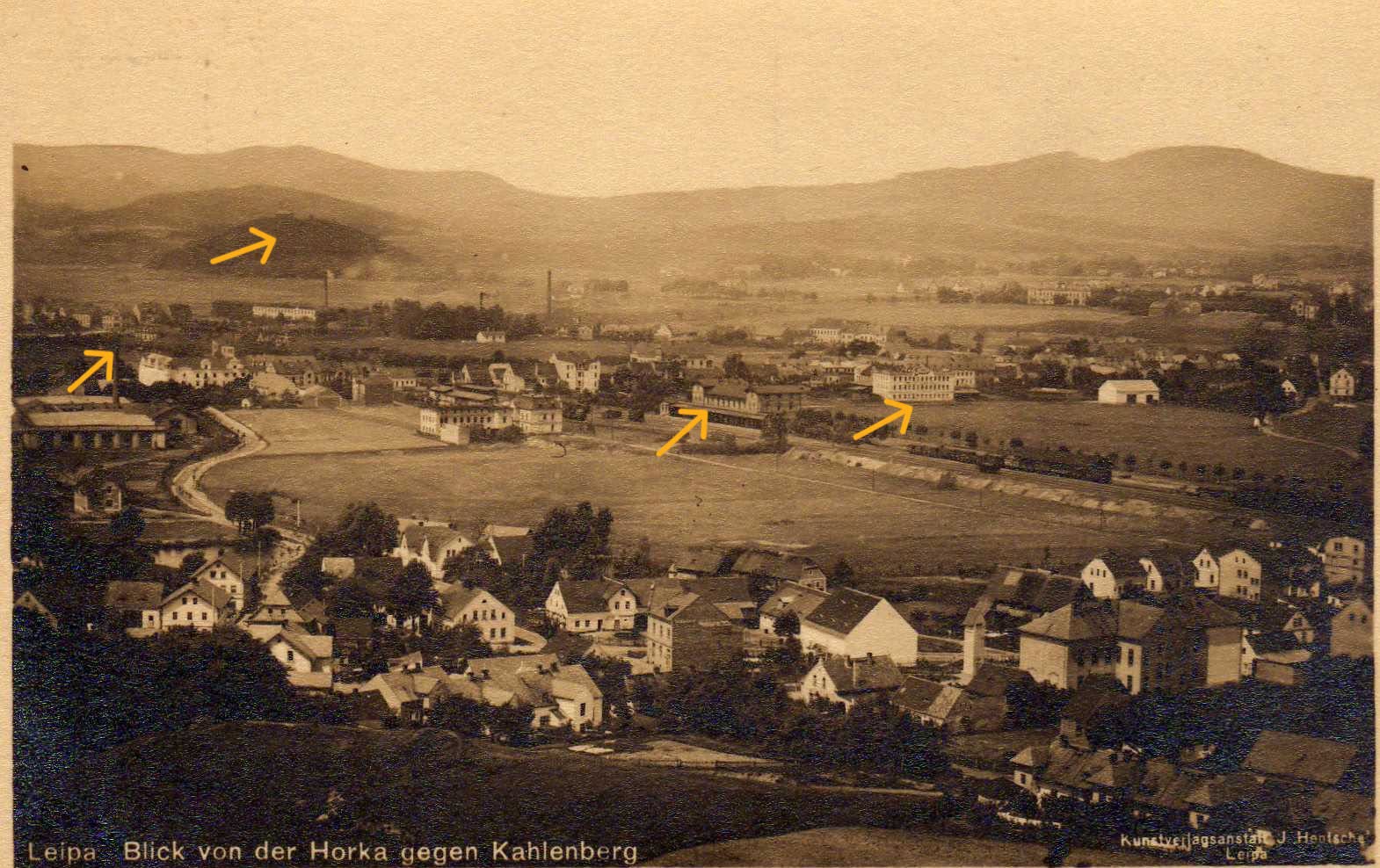 Takový byl výhled z Hůrky směrem na západ v roce 1919. Místa označená šipkami - zleva: autobusové nádraží, Holý vrch, Městské nádraží a pianka Rösler. (autor příspěvku Českolipské obrázky)