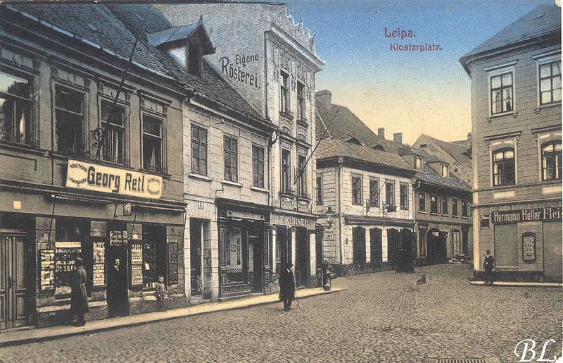 Jeřábkovo náměstí po roce 1910. Vpravo řezník, na rohu pražírna kávy Kühnel, kam se o několik let později nastěhovalo papírnictví Georg Retl. Vzhled interiéru mnozí pamatujeme, po válce byl obchod ve správě podniku Narpa. G. Retl byl svědectvím místních usvědčen z letitého proti českého smýšlení. Papírnictví zde vyměnila v roce 1986 Smaženka podniku Restaurace, jak jste se možná dozvěděli ze seriálu Česká Lípa před 40 lety v městských novinách.  (autor článku Českolipské obrázky)