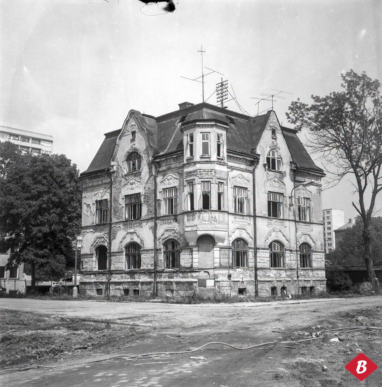 V roce 1980 fotil Erwin Cettineo. Je to dům, který stál naproti hospody Kuželna, Ulice Pasířská - U Lávky. Vlevo kouká panelák na Budovatelů. Vpravo kousek bývalého učňáku a panelák na Budovatelů naproti poliklinice. (komentář Jiřina Smetanová - Verychová)