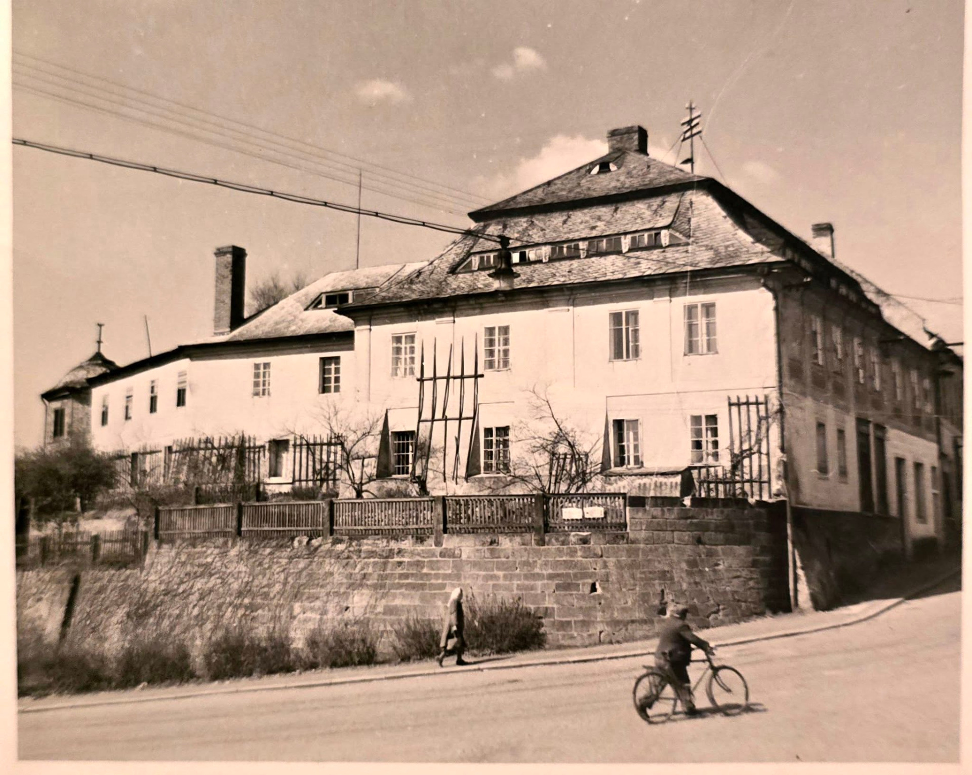 tuhle křižovatku Lidické a Cvikovské znáte, foto rok 1946. Zajímavostí je stavba zcela vlevo, jakási rotunda...víte o tom někdo více? A druhou zajímavostí je informace zapsaná v albumu pod fotografií... na místě tohoto domu byl kdysi padací most. Já si myslím, že to je možné, hlavní Pražská brána byla strežena a po většinu asi zavřená. A proto mohlo mít město v hradbách další vstup pomocí padacího mostu pro povozy, atd. (archiv Petr Pazdera)