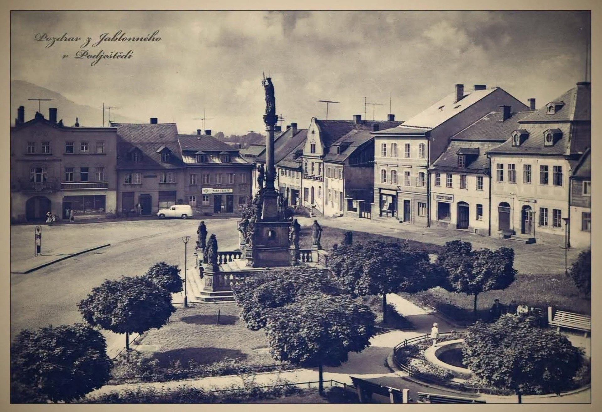 další historické foto, které je zajímavé tím, že jsou na něm 4 domy, které už jen málokdo pamatuje... od zatáčky u sjezdu z náměstí po pravé straně, dnes je tam volné prostranství. (archiv Petr Pazdera)