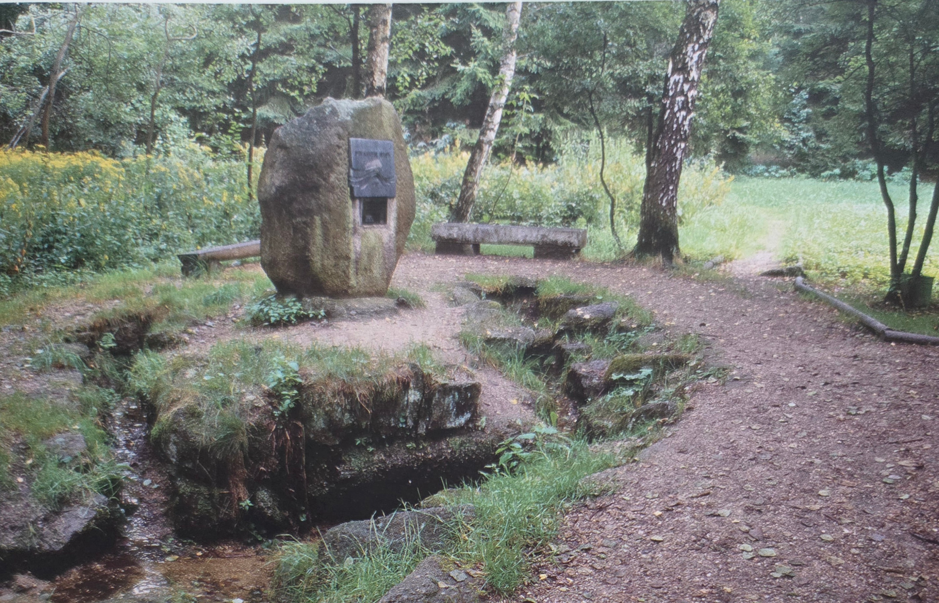 Na místě stojí dodnes, původní nápis na něm byl však roku 1980, po padesáti letech, překryt bronzovou tabulí se stylizovaným tokem řeky, letopočtem 1980