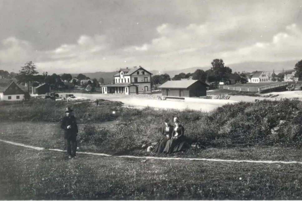 Historické foto nádraží v Jablonci nad Nisou před pokládkou kolejí v roce 1888.