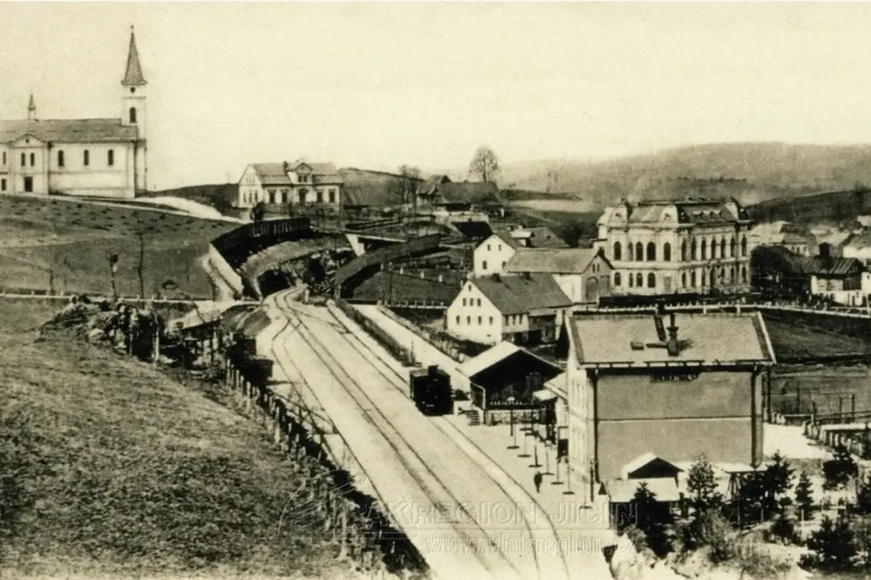 Historické foto nádraží v Lučanech.