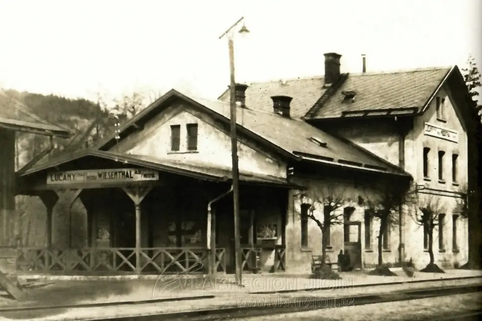 Historické foto nádraží v Lučanech.