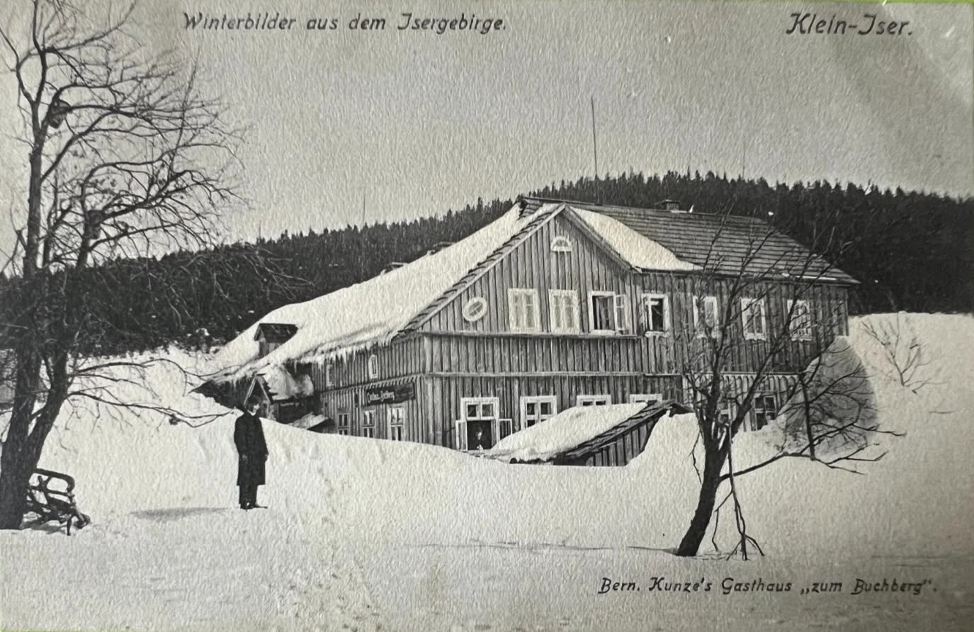 Osada Jizerka (Klein Iser) je jednou z částí obce Kořenov, zimní pohled z Jizerských hor, Bern. Kunze´s Gasthaus zum Buchberg, rok 1919 (archiv Otto Rikitan Ečer)