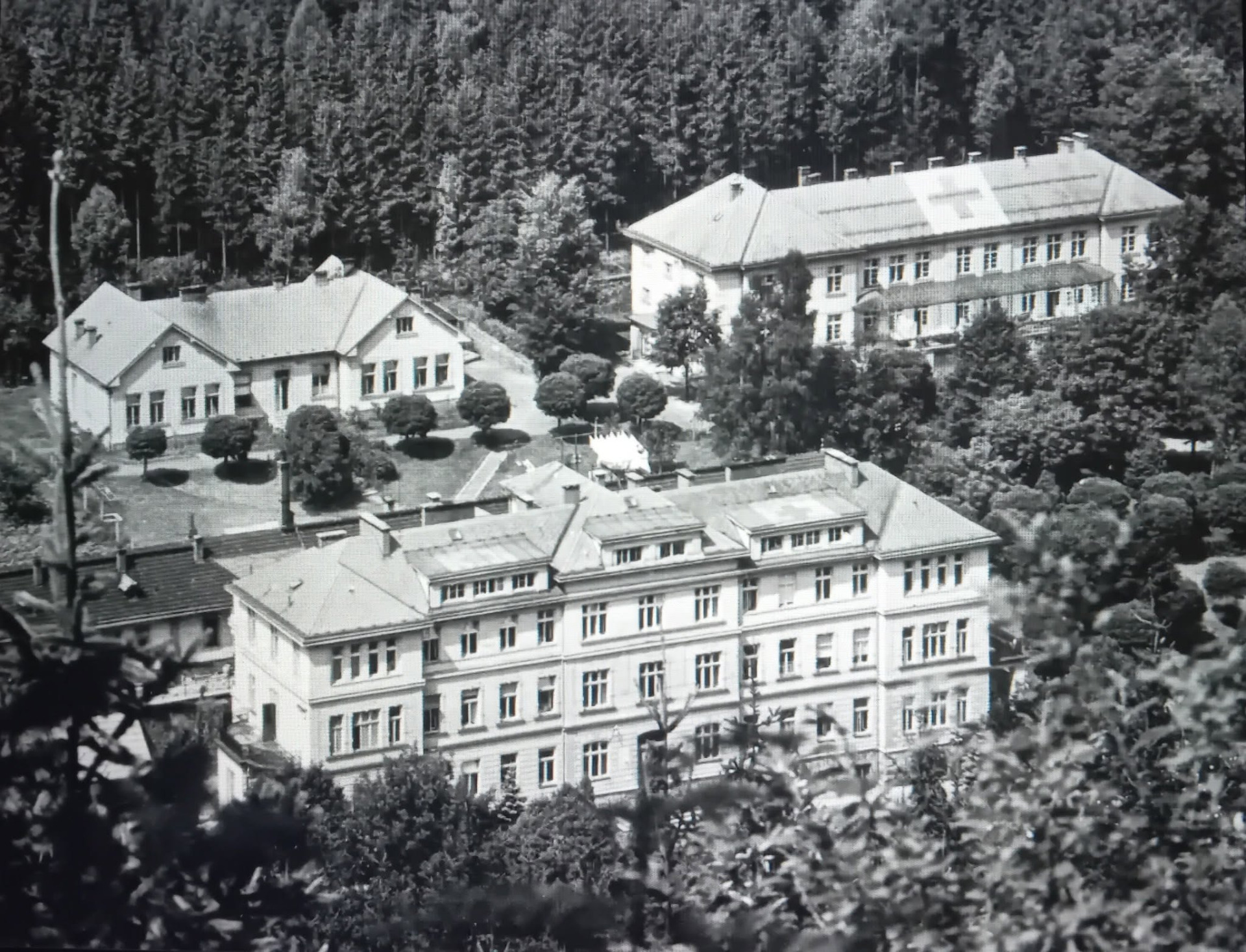 Nemocnice druhoválečná , od roku 1931 je o jedno patro vyšší a též mansardy pod střechou slouží jako lékařské pokoje ... označení lékařským křížem na střeše nemocnice bylo upozorněním pro letadla , že je nevojenským cílem ...