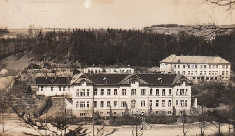 Stav po roce 1928 - v areálu nemocnice stojí pavilon Tuberkulózy ( vpravo nahoře ) ... v jeho prostorách se od roku 1936 nachází interní oddělení ...