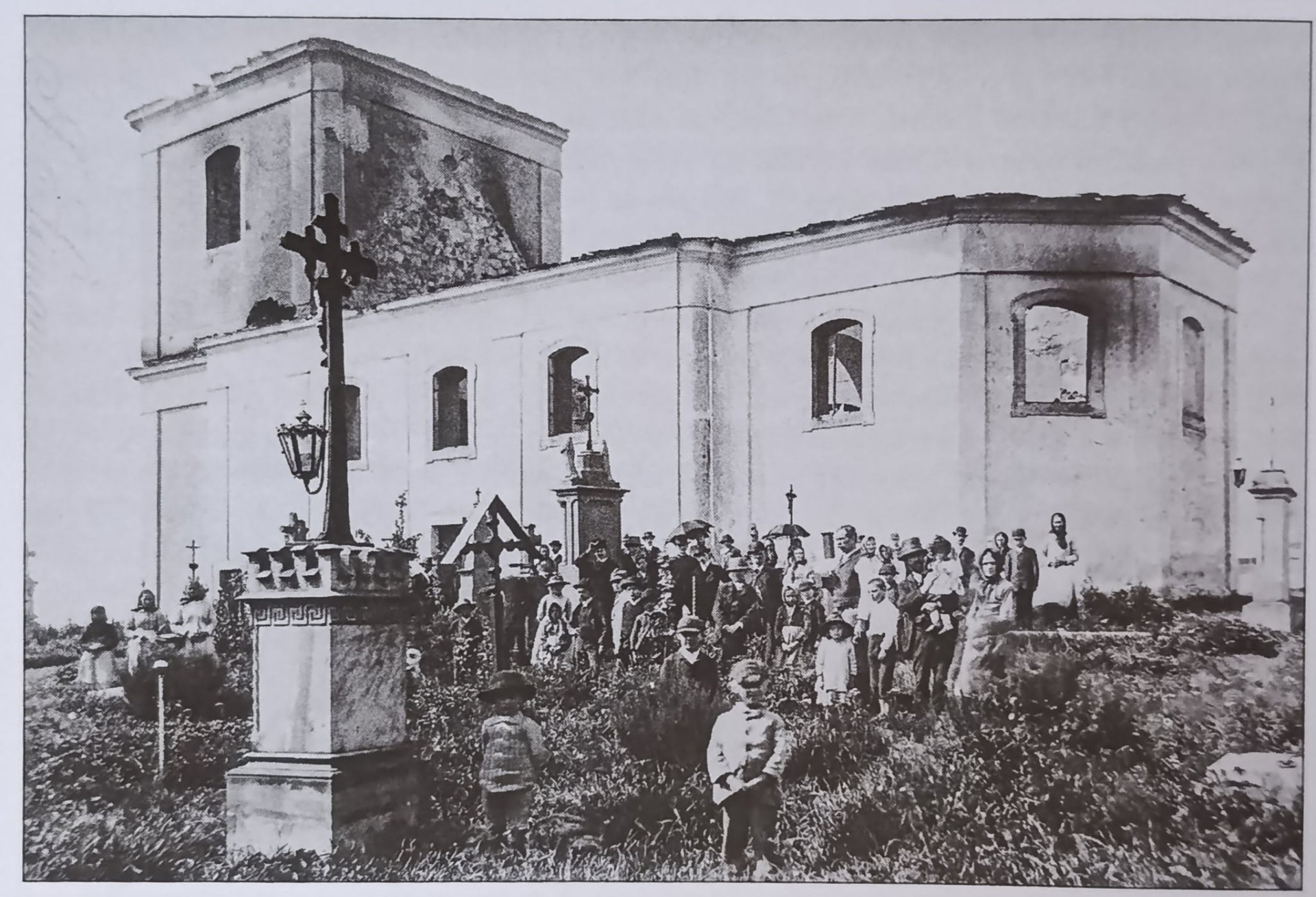 Požár kostela sv. Matěje na Hruštici vypukl v noci ze 3 na 4 srpna 1890. Následovala rozsáhlá rekonstrukce, která byla dokončena v roce 1894...... (archiv Joe Crust)