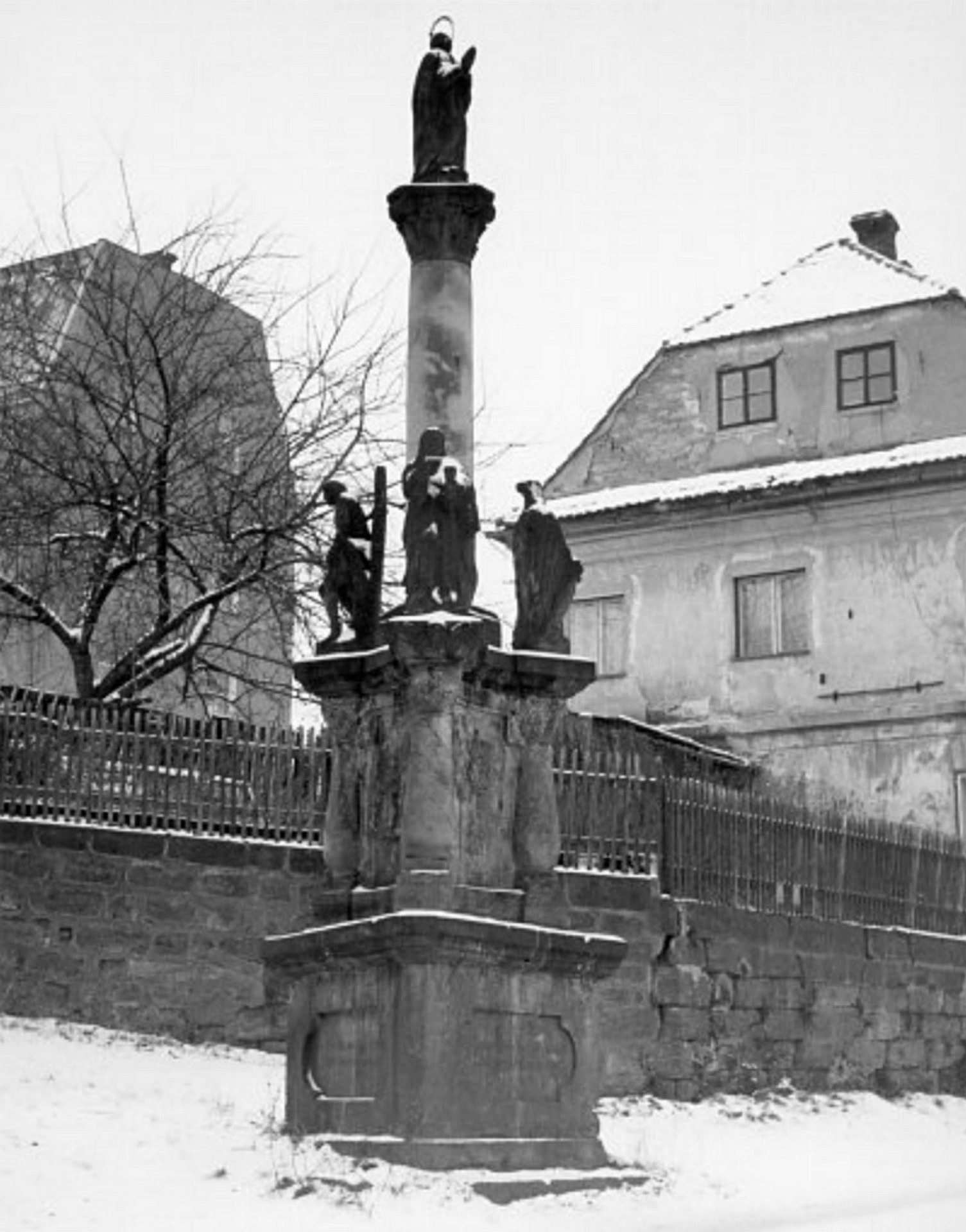Mariánský sloup ještě na rohu Hrnčířské uličky se sněhovou pokrývkou (archiv J.Beneš)