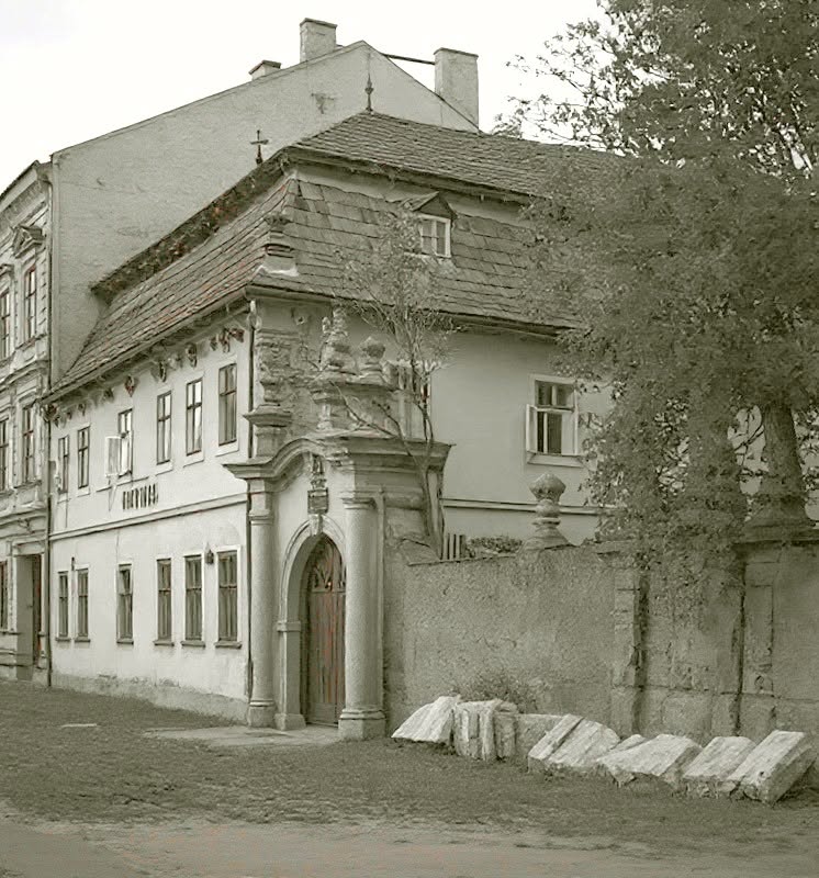 Starobylý hostinec „U zlatého Bažanta“ v Klášterské ulici (nyní Skálova). (sken z dobového tisku) (archiv Oskar Holata)