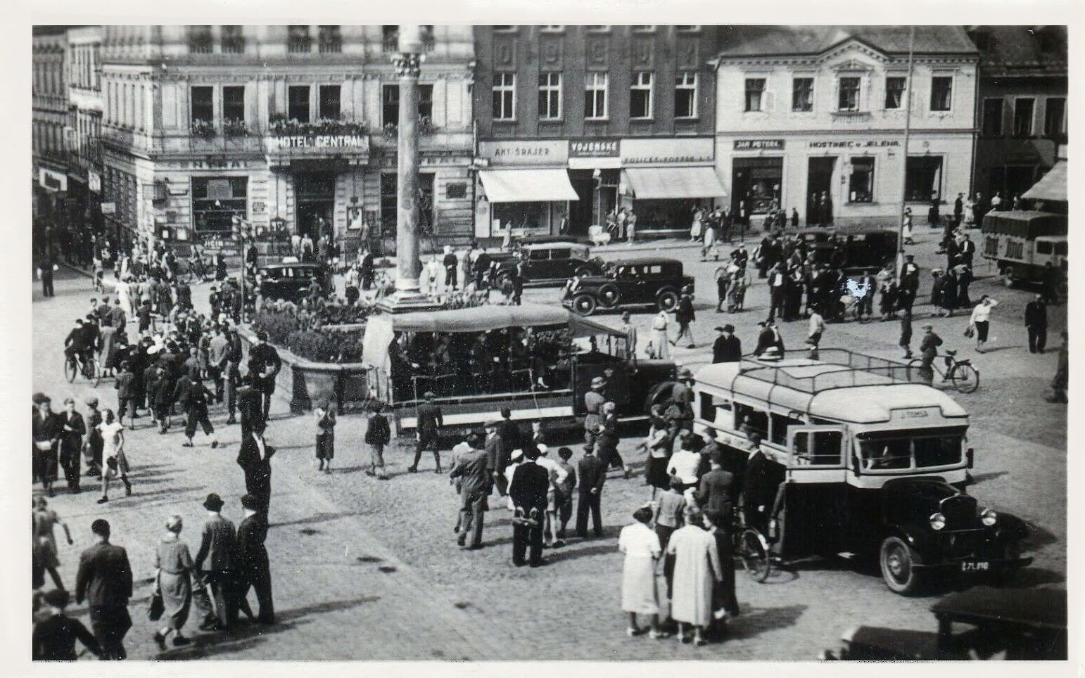 Zajištění rukojmí v září 1939 a odvoz autobusy do koncentračního tábora. (archiv Oskar Holata)