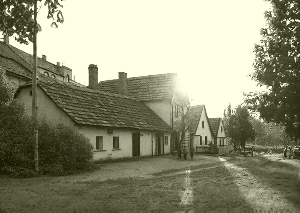 Sklenařice, zaniklá část Turnova. V roce 1908 rozhodlo městské zastupitelstvo postavit novou budovu odborné školy. 1. června v témže roce bylo schváleno vykoupit veškeré domky Sklenaříc a během léta byly»Sklenařice« zbořeny. Již rok na to, roku 1909, byla slavnostně odborná škola otevřena. (archiv Oskar Holata)