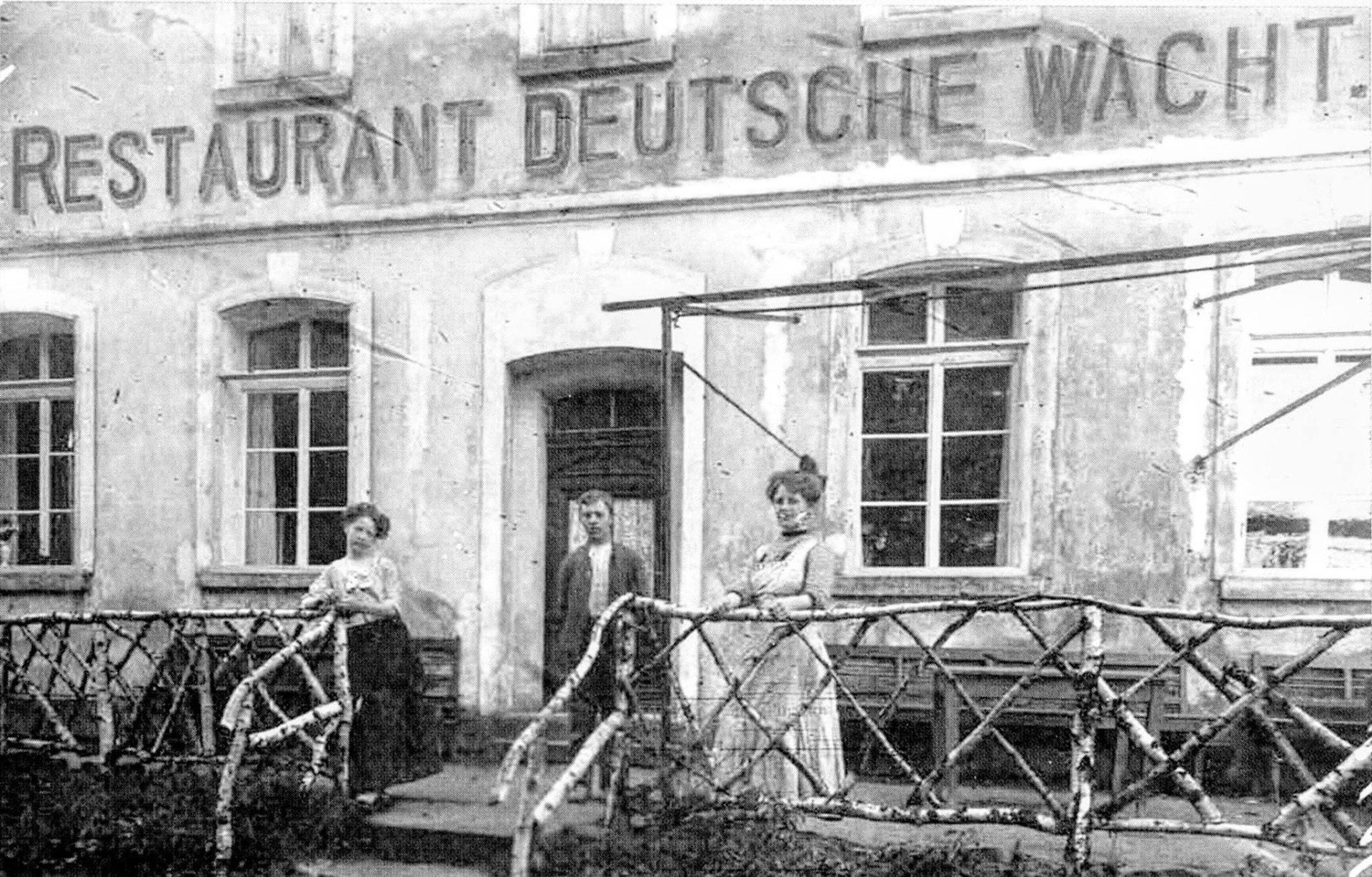„Turisty, kteří navštěvují Luž z Hvozdu, Oybinu, Jonsdorfu nebo Großschönau, upozorňujeme na hostinec „Gasthaus zur Wache“. Jak nám bylo sděleno, od začátku března jej převzal pan Schier z Großmergtalu (Mařenice ). Ten se bude snažit ze všech sil vyhovět požadavkům vážených jednodenních turistů. Všechny prostory jsou nově zrekonstruované, o dobře vyzrálé cvikovské pivo za obvyklé ceny, stejně jako o další vína a dobrou kuchyni, bude vždy skvěle postaráno. Pro školní výlety nabízí krásný, prostorný sál dostatek místa. Tímto se hostinec vřele doporučuje turistům, a to tím spíše, že byla zrušena dřívější „dívčí obsluha“.“ Výňatek z časopisu „Gebirgsfreund“ z roku 1897 foto 1911