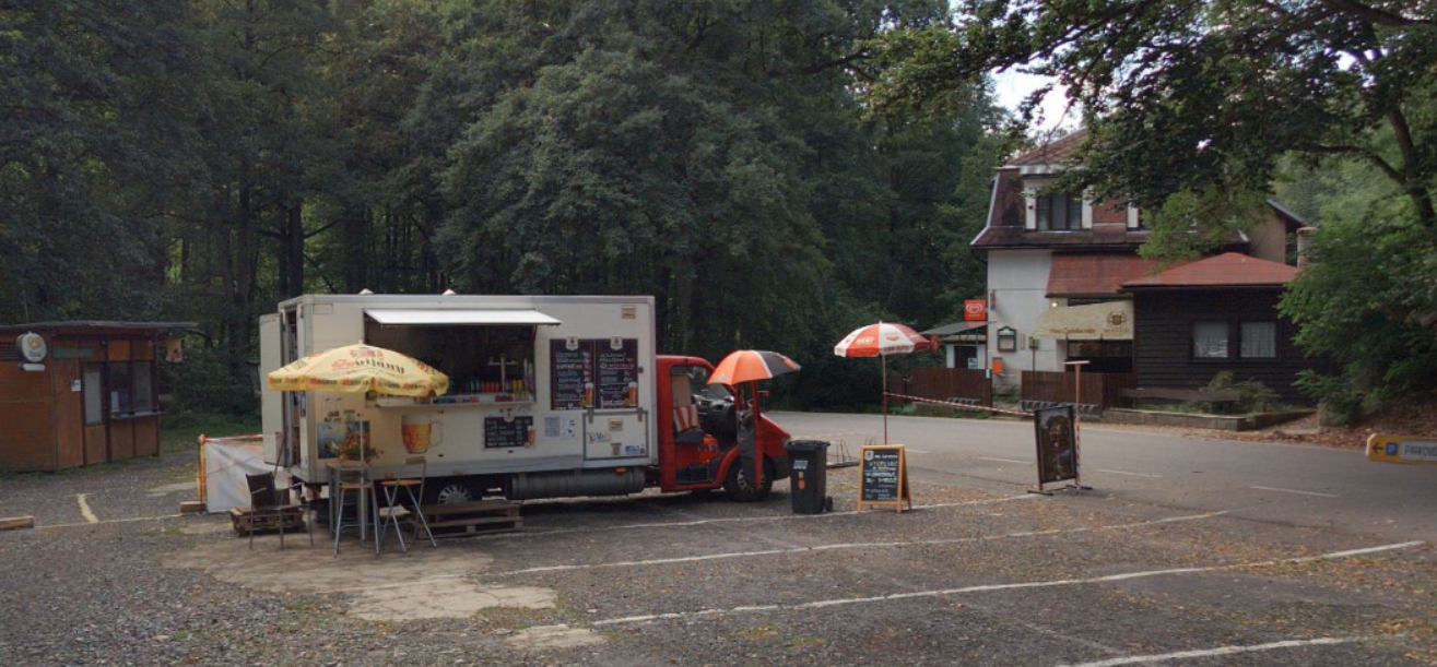 před uzavřenou restaurací funguje i v roce 2026 alespoň malé občerstvení (zdroj: mapy.com)