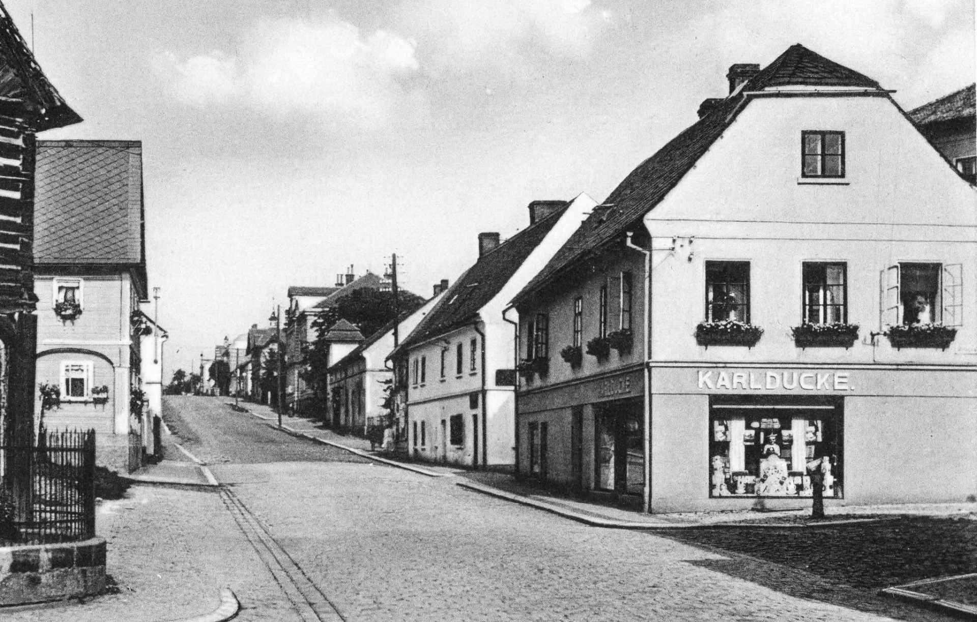 Koloniál Karl Ducke, tehdy č.p. 188 v dnešní Komenského ulici. Byla zde i pražírna kávy.