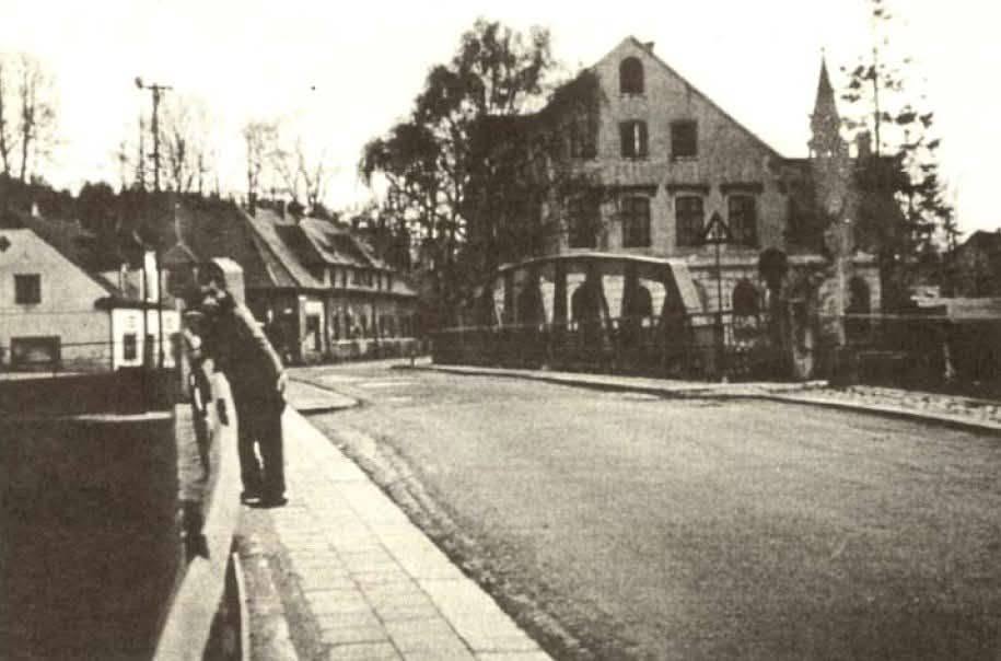Větrov - větrovský most, vpravo hotel Habsburg a kostel Máří Magdaleny  (archiv Liam J Olivier)
