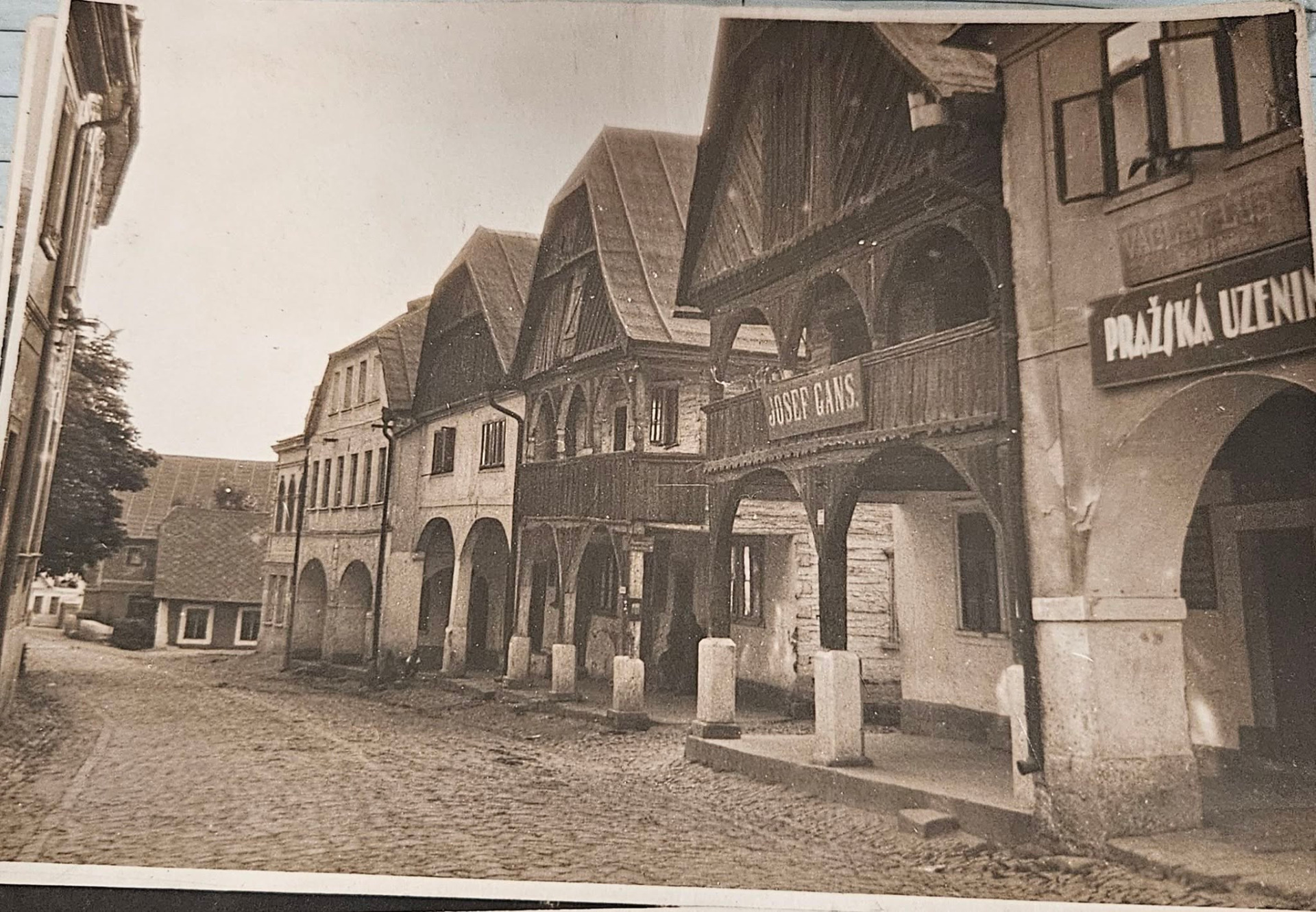 výjezd z náměstí směr jih. Gansův dům čp. 129 Viz. Google street. Dřevěný dům tam stále stojí.