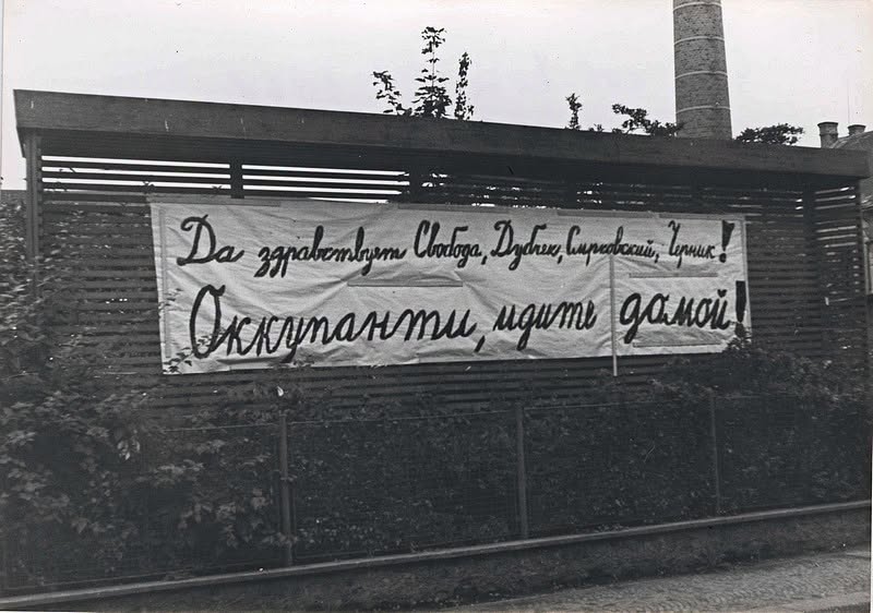 21. srpna 1968 byl pohled na tehdejší události většiny obyvatel jednoznačný. V ulicích se objevila spousta hesel, některá i v azbuce, aby jim okupanti rozumněli. Pokud uměli číst. Obyčejní vojáci z asijských svazových republik byli mnohdy negramotní. Zde na vývěsce u pianky stojí v překladu "Ať žije Svoboda, Dubček, Smrkovský, Černík! Okupanti jděte domů!" Přesto byli tací, kteří je vítali a okupaci obhajovali. (autor příspěvku Českolipské obrázky)