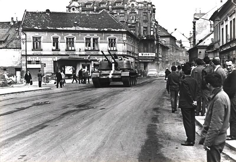 Ještě jedna související vzpomínka - od roku 1983 bydlel na Severu nenápadný šedovlasý stařík. Přistěhoval se s ženou z Hamru a jmenoval se Vasil Kobulej. Byl za druhé světové války řidičem legendárního tanku Lidice tzv Svobodovy armády. Po válce zůstal u armády. Za své hrdinství obdržel 29 vyznamenání a jeho vojenskou kariéru utnul srpen 1968, protože vykázal z kasáren sovětského důstojníka (propuštěn v r. 1971). Zemřel 26. ledna 1999. I tací byli mezi námi a tací si opravdu vzpomínku a naši pozornost zaslouží. Foto je ilustrační z 21. 8. 1968, dne ztráty iluzí velké části národa. (autor příspěvku Českolipské obrázky)