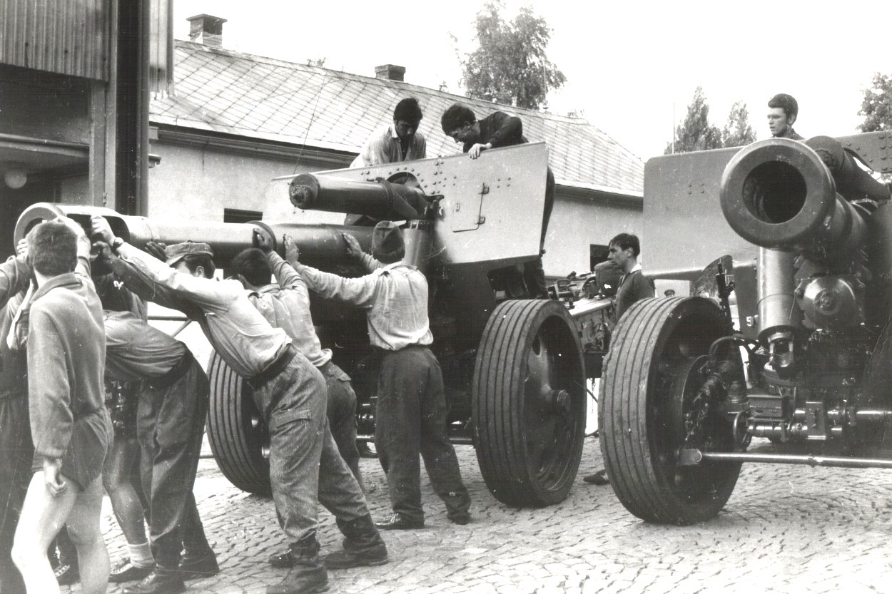 21. srpen 1968, vojáci chtěli turnovská kasárna bránit... (foto: archiv Muzea Českého ráje)