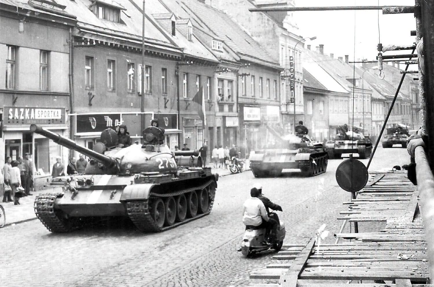 Historický snímek zachycuje sovětské střední tanky T-54/55 v ulicích Jičína během srpnové invaze vojsk Varšavské smlouvy v roce 1968.
