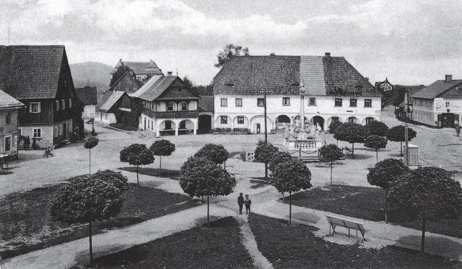Severozápadní část náměstí s Gatterovým domem, kolem roku 1920