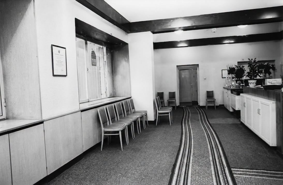 interiér kavárny krátce před otevřením - to se psal rok 1981