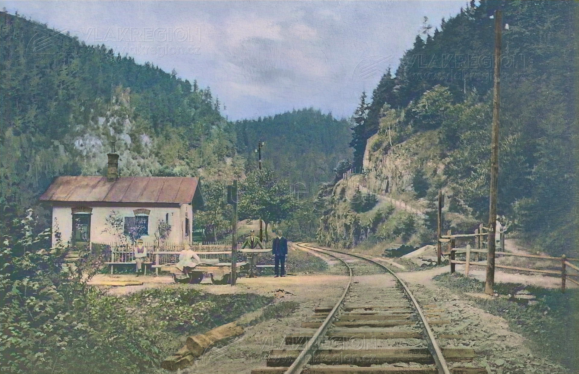 Zastávka Spálov - strážní domek č.1 na Podspálově, pohled od nástupiště budoucí zastávky (kolem roku 1892)