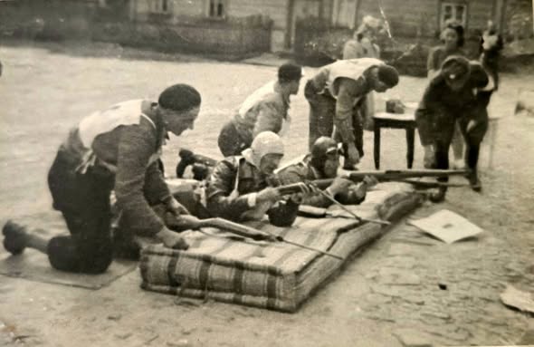 nějaké střelecké závody v Jablonném v Podještědí dne 10.10.1945. (archiv Petr Pazdera)