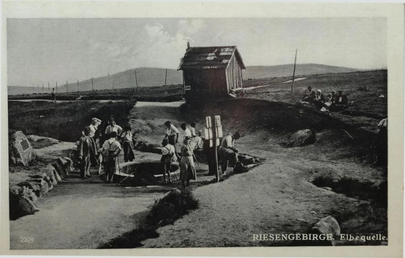 Pramen Labe (die Elbquelle) - řeka Labe začíná svou dlouhou cestu k Severnímu moři na Labské louce, v nadmořské výšce 1386 m. rok 1942. (archiv Otto Rikitan Ečer)