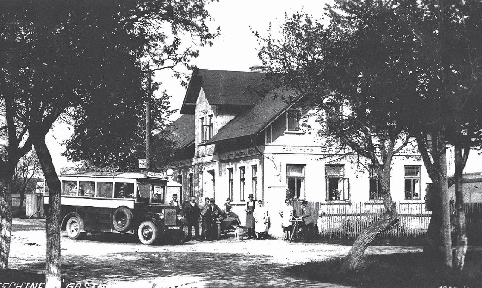 Kracmanovská křižovatka - hostinec pana Fechtnera a autobusová linka z Mimoně do Olšiny