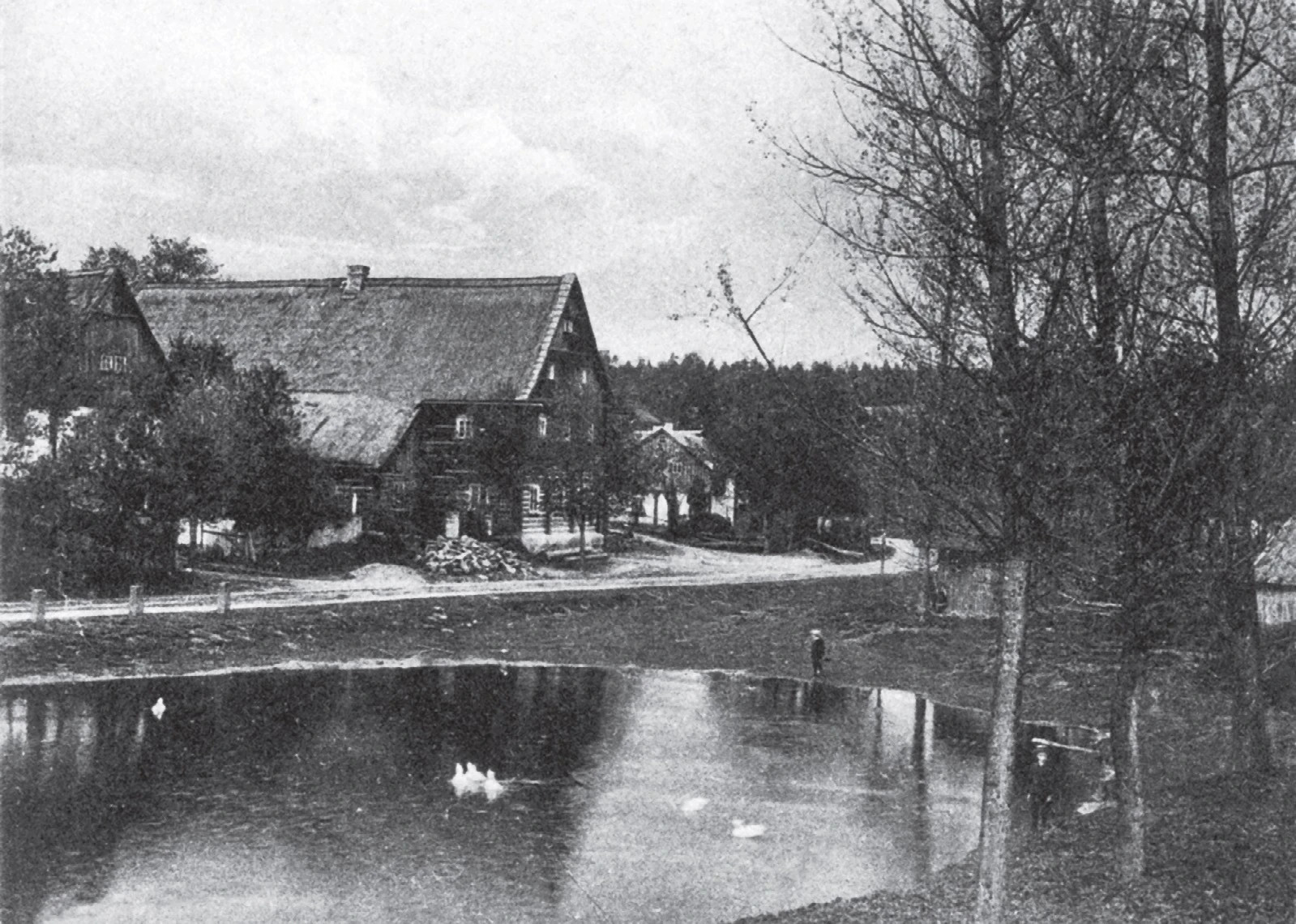 Stará cesta ze Zbinska do Kracmanova, kolem rybníka. Snímek z let 1910-1925
