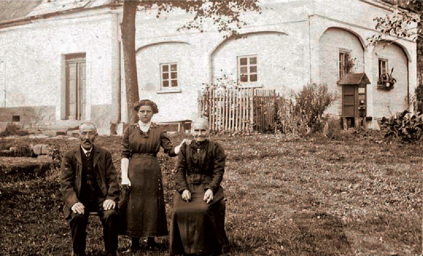 Rodina Havlikových před svým domem čp. 8 v Holičkách, 1916. Uprostřed je paní Sprengerová nar. 1898