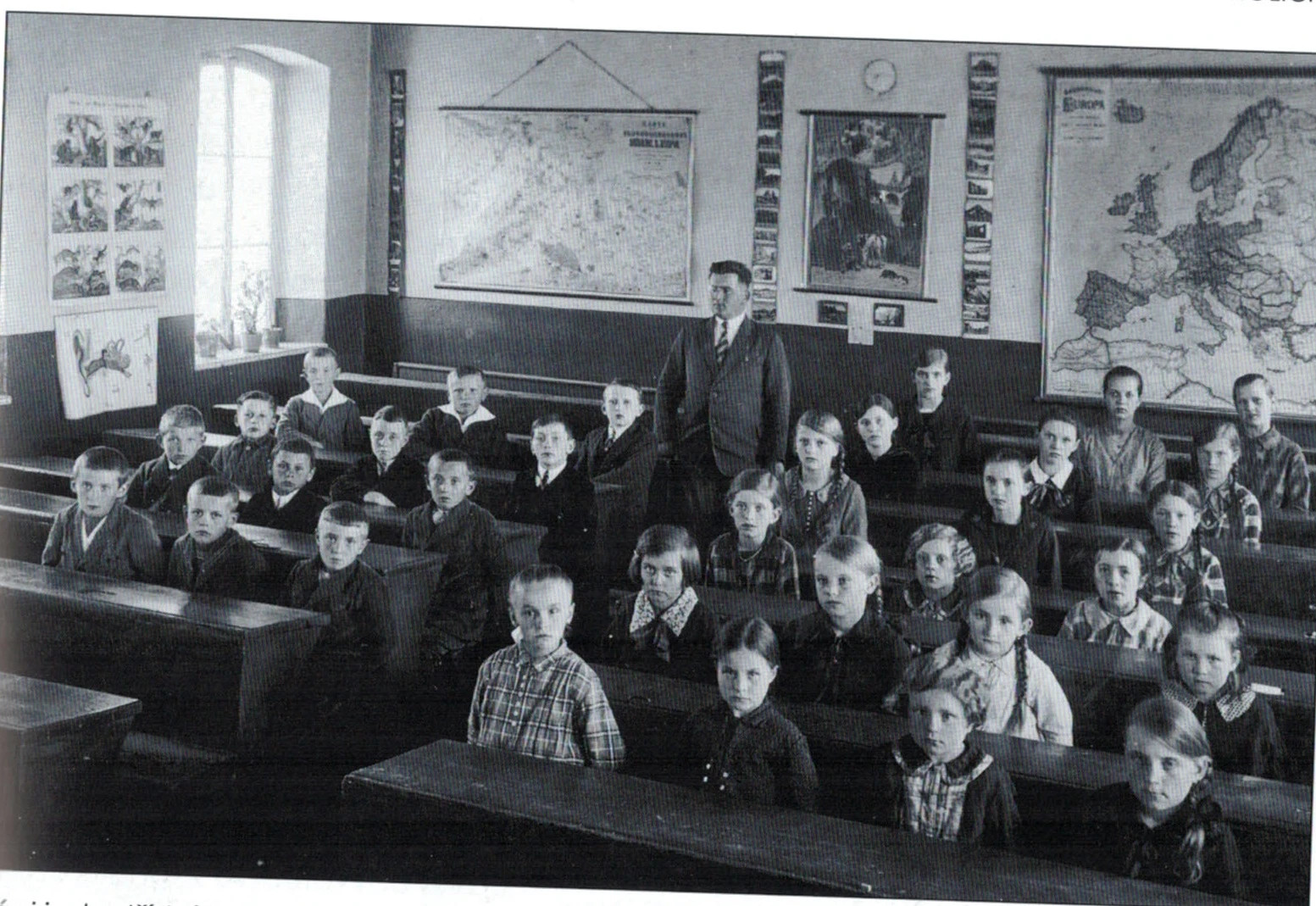 Žáci jednotřídní školy se svým učitelem (kolem roku 1935)
