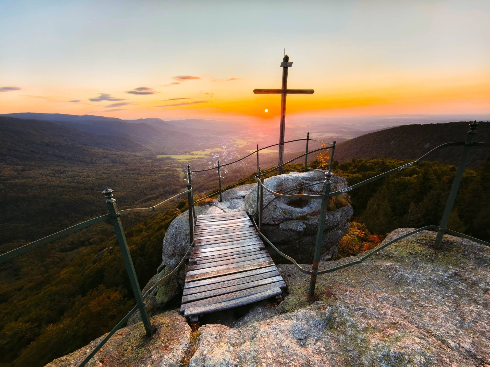 Západ slunce z Paličníku v Jizerských horách (foto Mike Kostka)