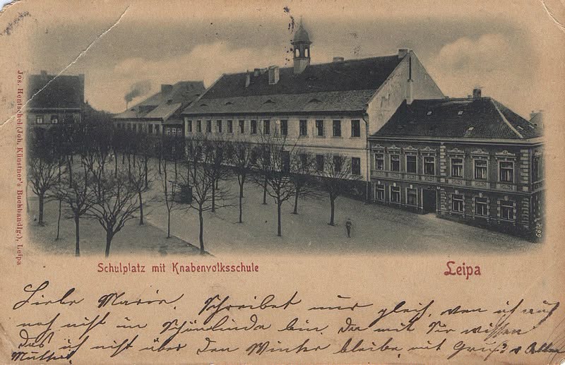 Září vyvolává fotky z prázdnin a děti se nám už "těší" do školy. Nejstarší českolipská škola je na dnešním Škroupově náměstí. Byla zde prokazatelně již ve druhé polovině 14. století a fungovala jako škola do roku 1900. Z té doby je přiložený snímek, kde i stromy na náměstí, které tam už nejsou, jsou mladé. Dům stojí na místě tří středověkých domů a škola byla založena při farním kostele Petra a Pavla právě na tomto náměstí. Pro fajnšmekry ponechávám na pohlednici i text sdělení, aby si mohli pročíst starý vzkaz. Zadní strana pohlednic byla až do roku 1905 vyhrazena pouze adrese příjemce. (autor příspěvku Českolipské obrázky)