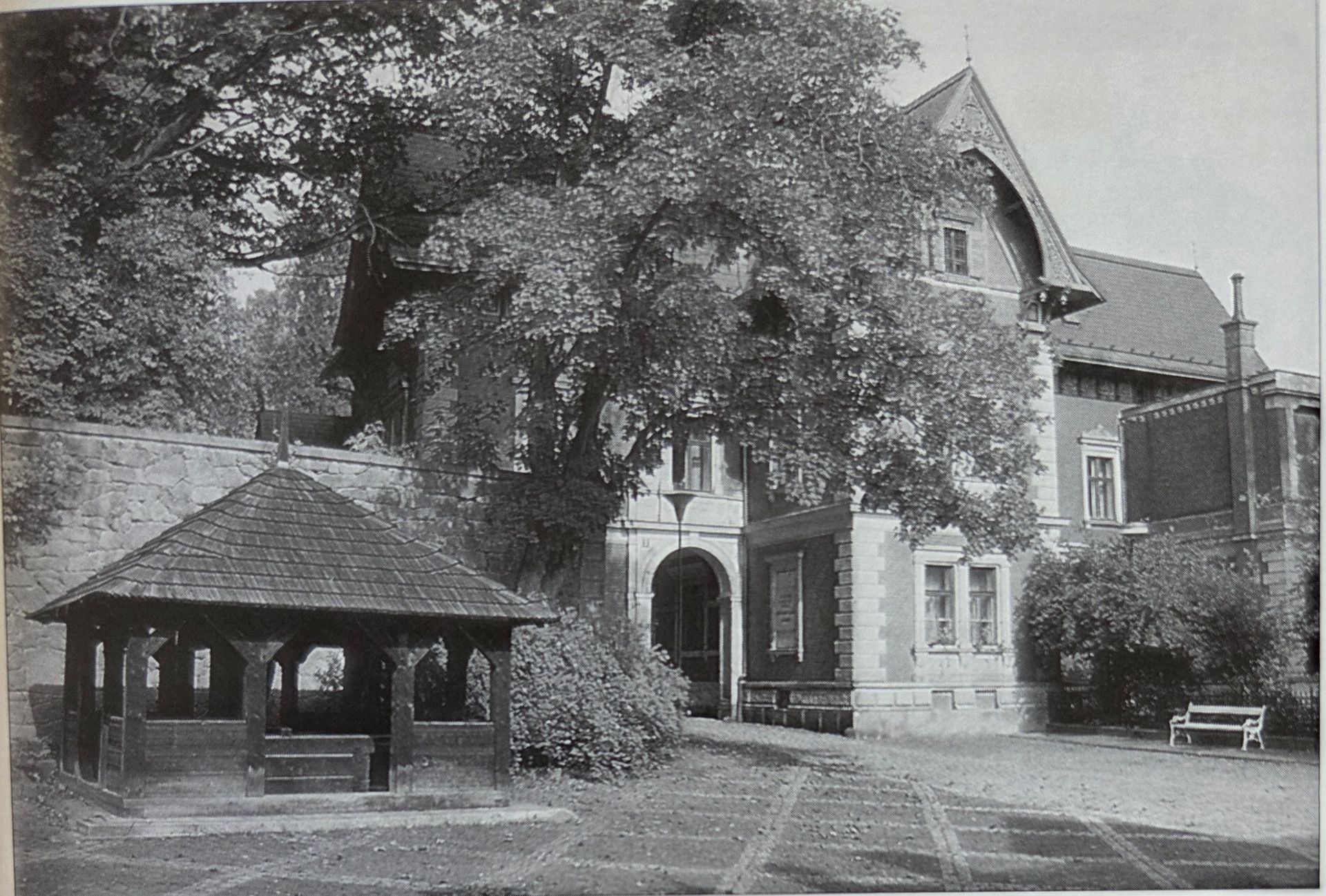 Českodubské muzeum bylo přemístěno do vily místního textilního průmyslníka Konrada Blaschky. Při znovuotevření 14. 7.1946 zvala muzejní rada účastníky slavnosti zejména k prohlídce síní věnovaných Karolině Světlé. Vlevo vidíme rumpál z 18. století ze dvora v Druzcově, zachráněný a přenesený sem roku 1977 díky iniciativě architekta Svatopluka Technika a jeho studentů z liberecké stavební průmyslovky. Po dva roky trvající rekonstrukci našel nové umístění na muzejním nádvoří. Muzeum i památník spisovatelky zde existuje dodnes. (foto Karel Čtveráček)   Zdroj: Roman Karpatech a kolektiv: Stalo se na severu Čech  1900 / 2000