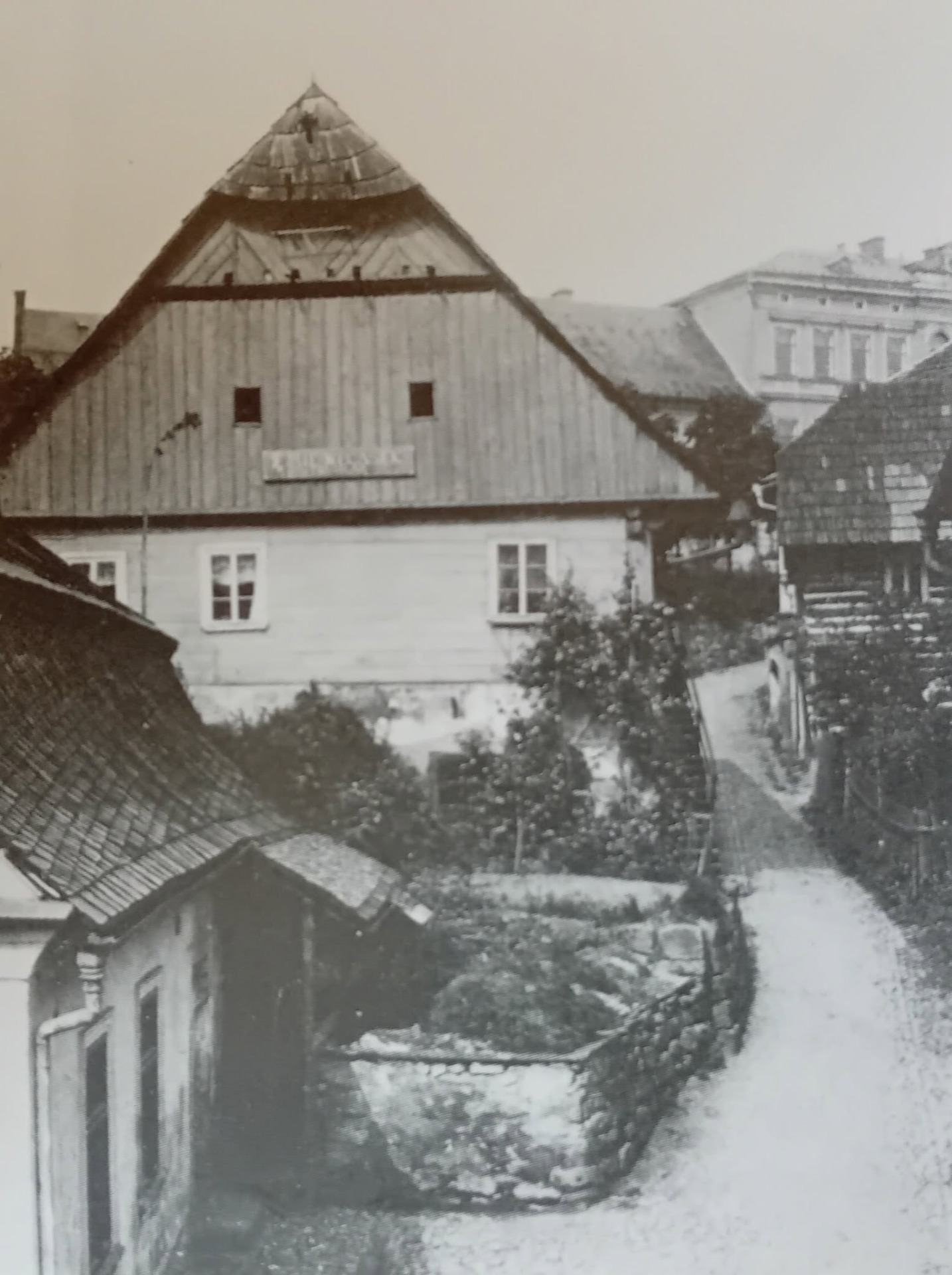 Původní průběh budoucí ulice Nyčovy ke Komenského náměstí ... vyjma domu vlevo dole všechny další spálily požáry ...