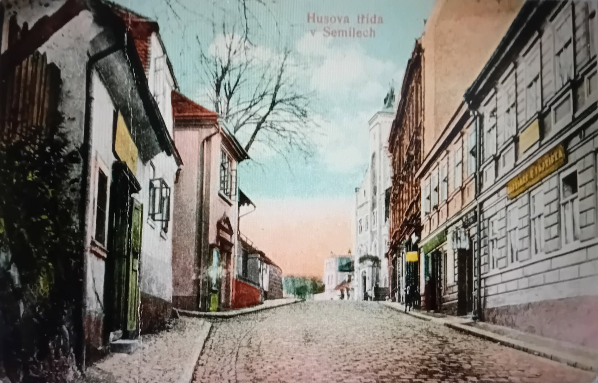 Skok zpátky v čase ... Husova třída v roce 1900 , vlevo mezi domy budoucí Nyčova ulice , vpravo hostinec U Vojtíšků s průchodem , do ulice Čapkovy ...
