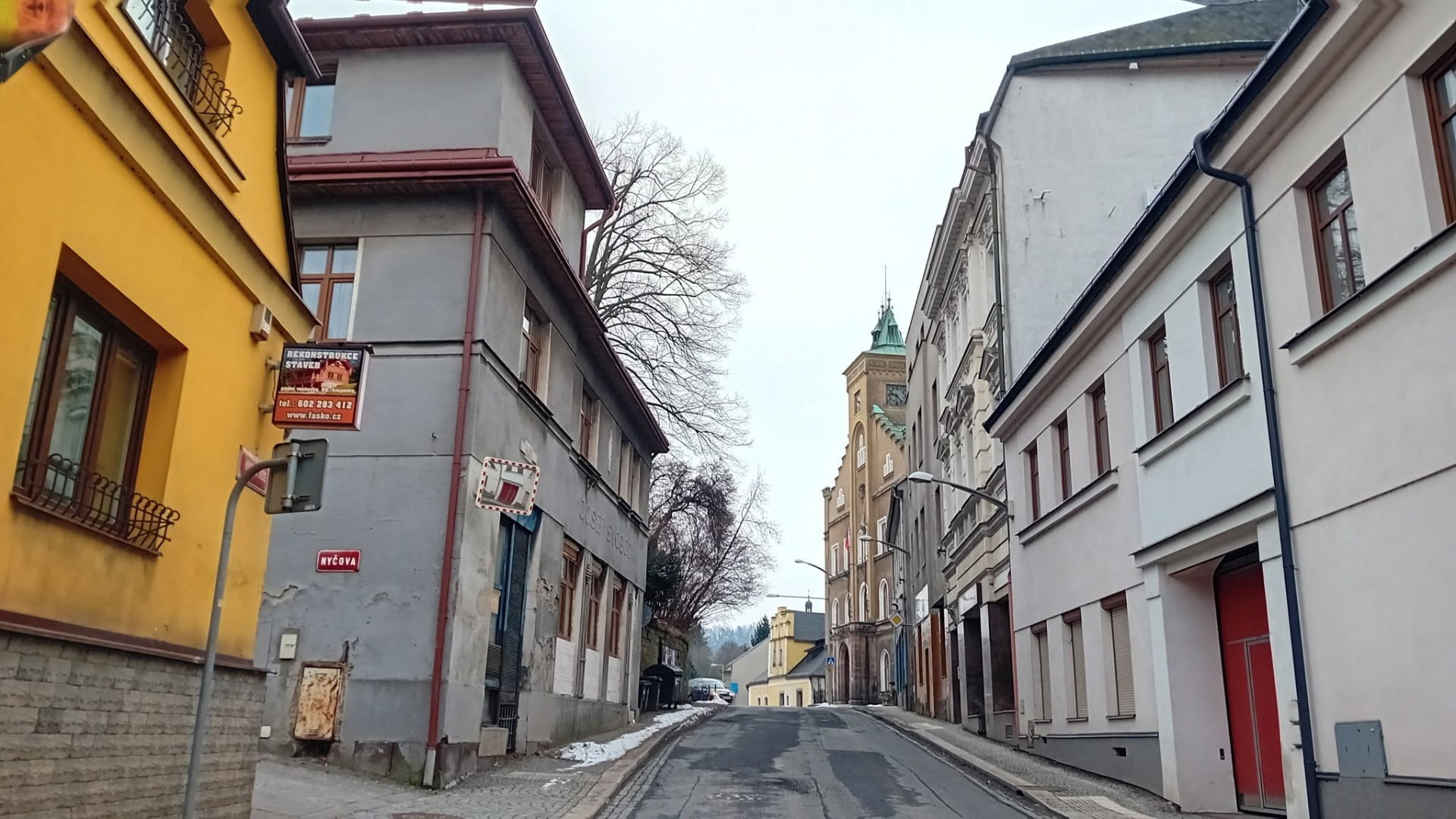 Současnost - z Nyčovy ulice se nechá vystoupat k náměstí či sejít z něj do Husovy ulice ... bývalý hostinec a restaurace je už dávno neprůchozí ...