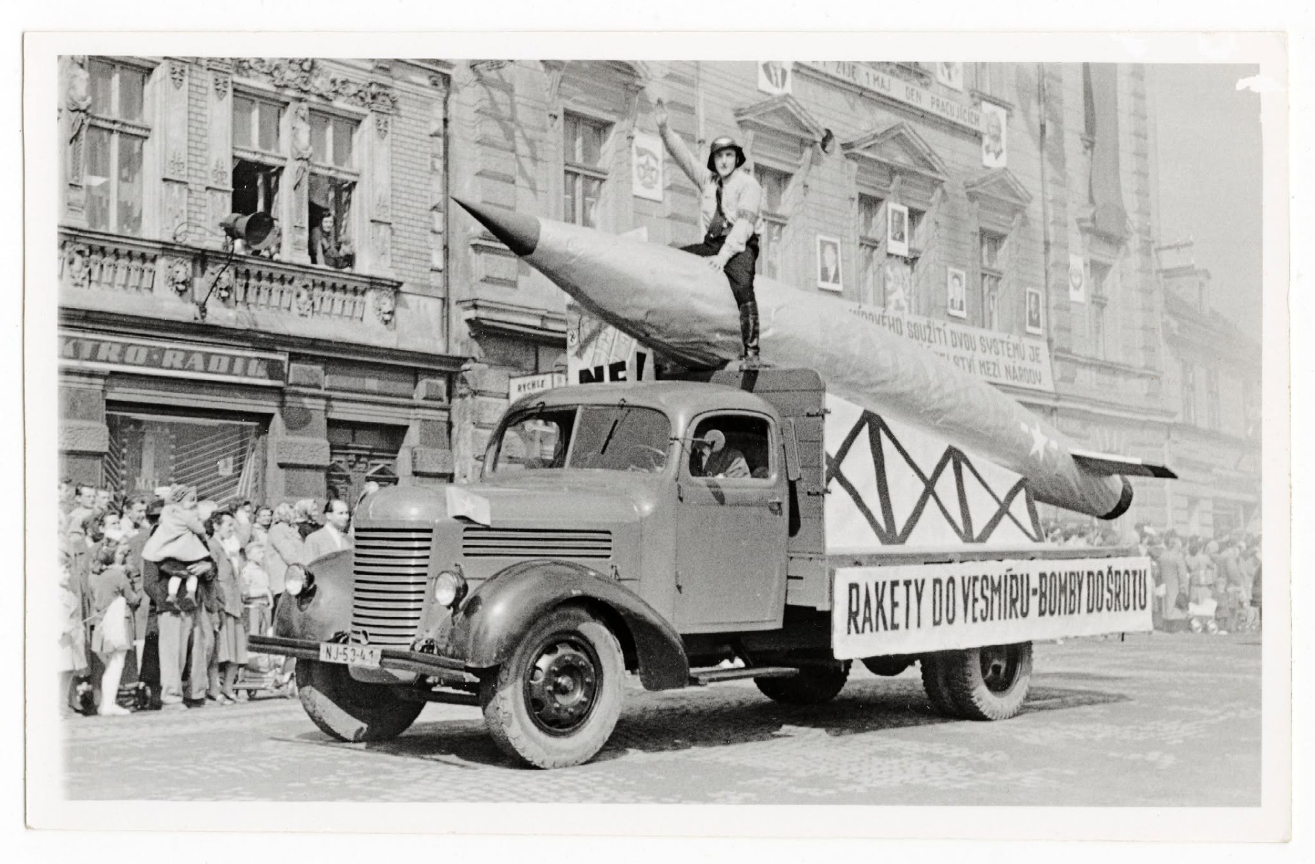 "Rakety do vesmíru, bomby do šrotu" prvomájová fotografie z archivu Markéta Studničná