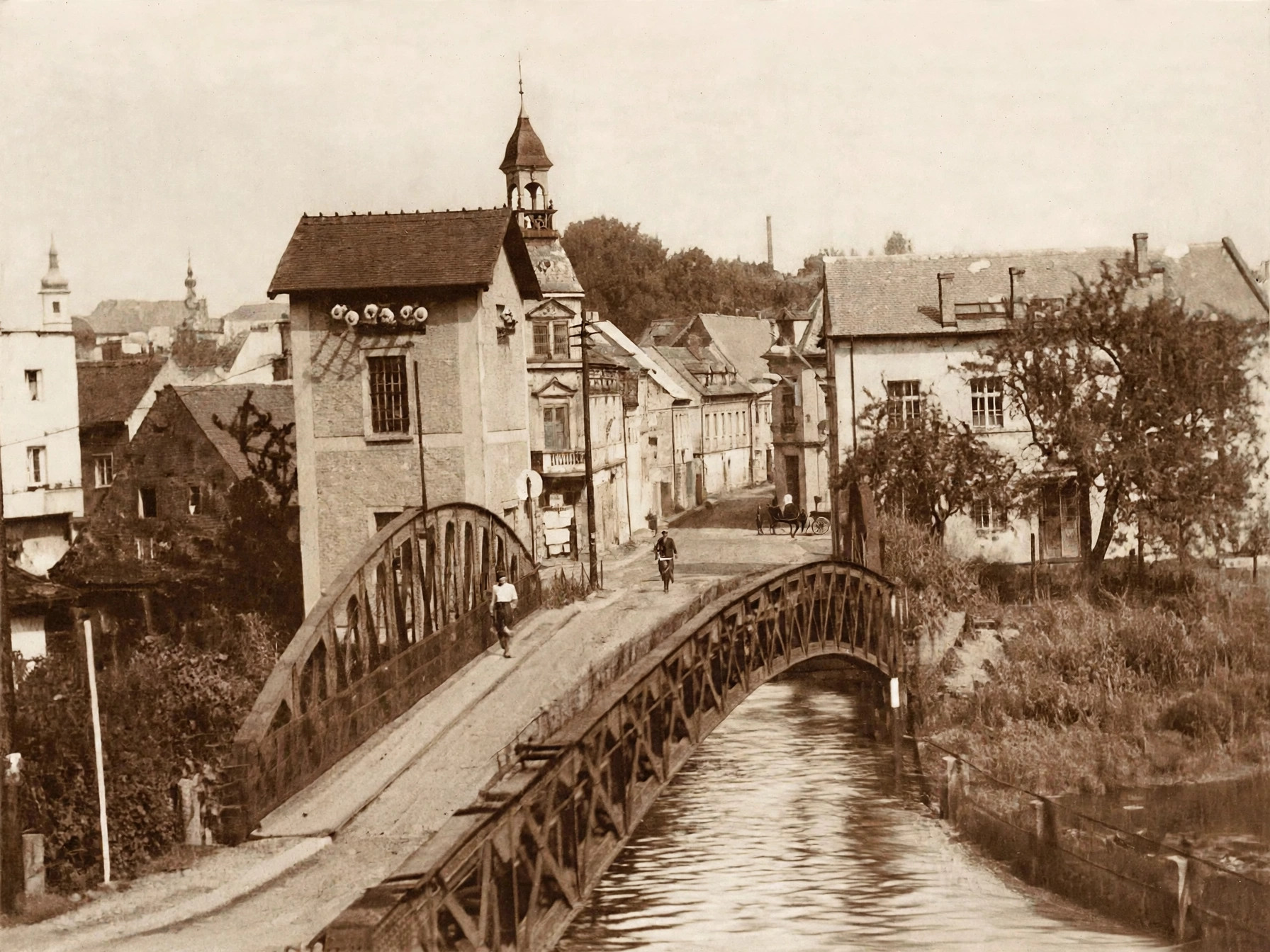 Starý obloukový most (1906), který přetínal řeku Nisa o pár set metrů dál k Donínu, přímo naproti restauraci Dunaj (dnes nákupní středisko).