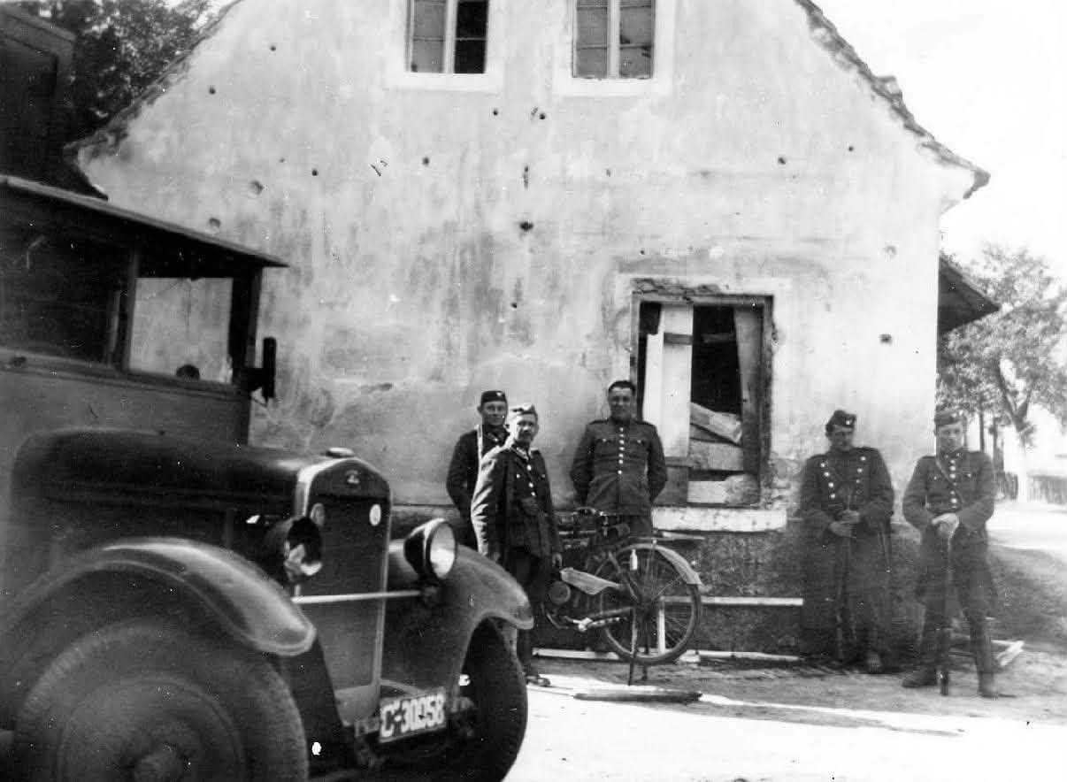 Část obránců celnice v Habarticích na Frýdlantsku, o kterou se rozhořel krvavý boj v ranních hodinách 20. září 1938. Tamní družstvo SOS odrazilo čtyři útoky mnohonásobné přesily Sudetoněmeckého Freikorpsu. Mnozí z obránců byli zraněni, dozorce finanční stráže Ladislav Krásný byl zasažen střepinami ručního granátu do obličeje a přišel o zrak. (autor příspěvku Eduard Stehlík)