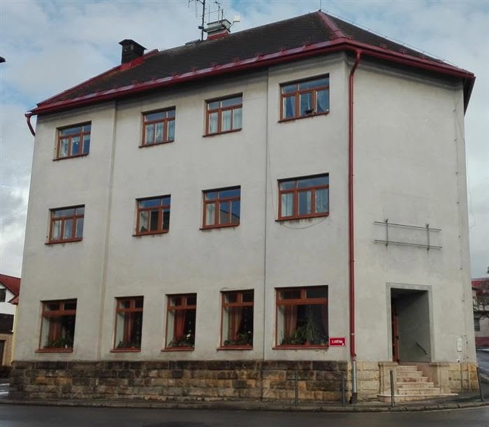 budova po nesmyslné přestavbě